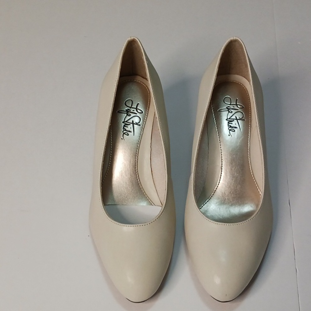 Life Stride Pumps. Ivory 7WW